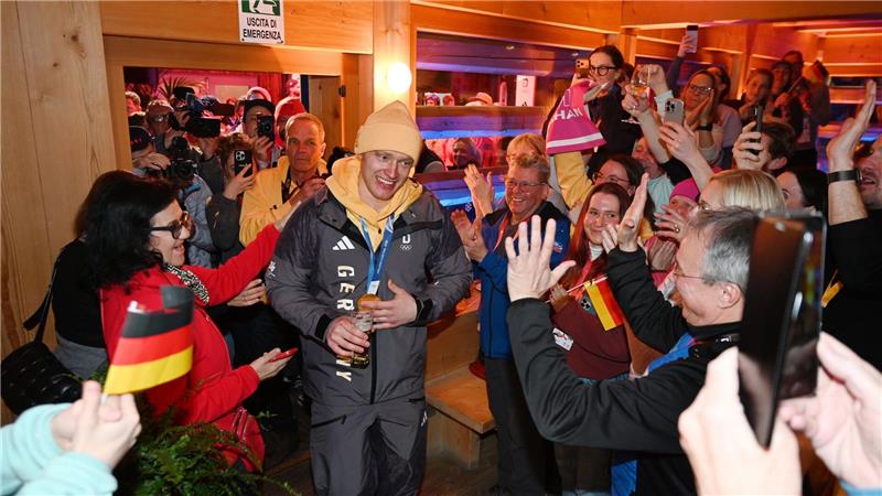 Feierlicher Empfang: Langenhan läuft mit seiner Goldmedaille ins Deutsche Haus ein.