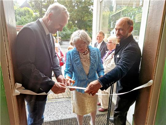 Feierlicher Moment: Achim Kapelle (re.), Mutter Erna und Ortsbürgermeister Alexander Ehrenberg lassen die Gäste hinein. Fotos: Knoke