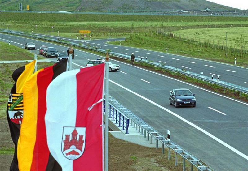Feierlicher Staatsakt: Ein wichtiger Teilabschnitt der B 6 von Wernigerode nach Ilsenburg kann im Sommer 2000 befahren werden. Mit dem neuen Teilabschnitt ist die neue B 6 bis auf 18 Kilometer angewachsen.  Archivfoto: Bein