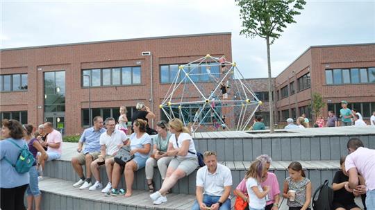 Feiern demnächst verboten? Realschule und Gymnasium haben die neue Goldene Aue am 16. August mit einem Sommerfest eingeweiht. Hunderte Menschen kamen.