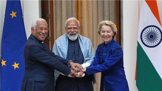Feiern den erfolgreichen Abschluss der Freihandelsgespräche: EU-Ratspräsident António Costa (l), der indische Ministerpräsident Narendra Modi und EU-Kommissionspräsidentin Ursula von der Leyen.