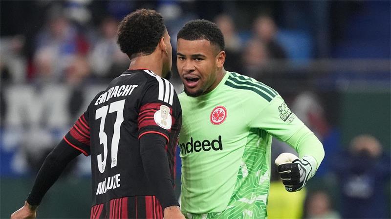 Frankfurt im Pokal souverän weiter: 3:1 bei HSV-Notelf Feiern eine gelungene Rettungsaktion: Frankfurts Jeremiaha Maluze (l) und Torwart Noah Atubolu.
