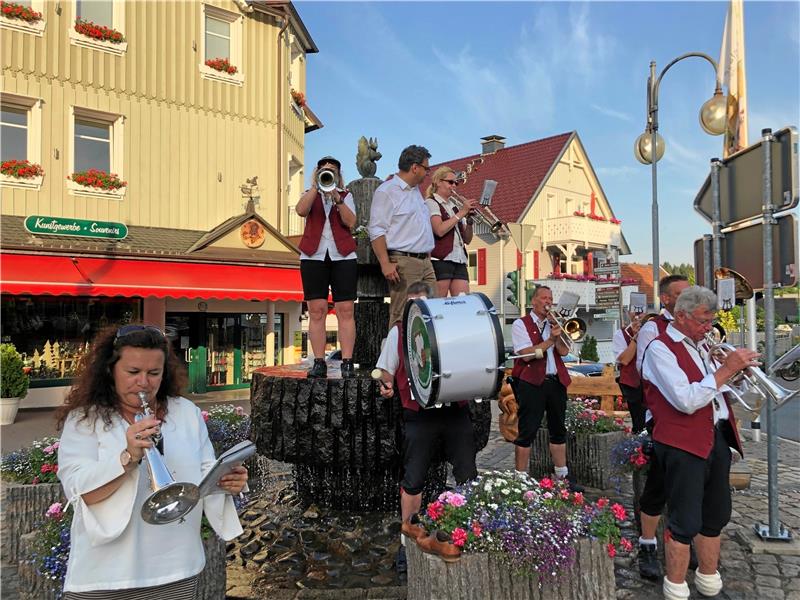 Feiern kann er: Der künftige Bürgermeister Wolfgang Langer genießt seinen Sieg auf dem Eichhörnchenbrunnen zwischen den Musikern des Waldarbeiter Instrumental Musikvereins.  Fotos: Eggers