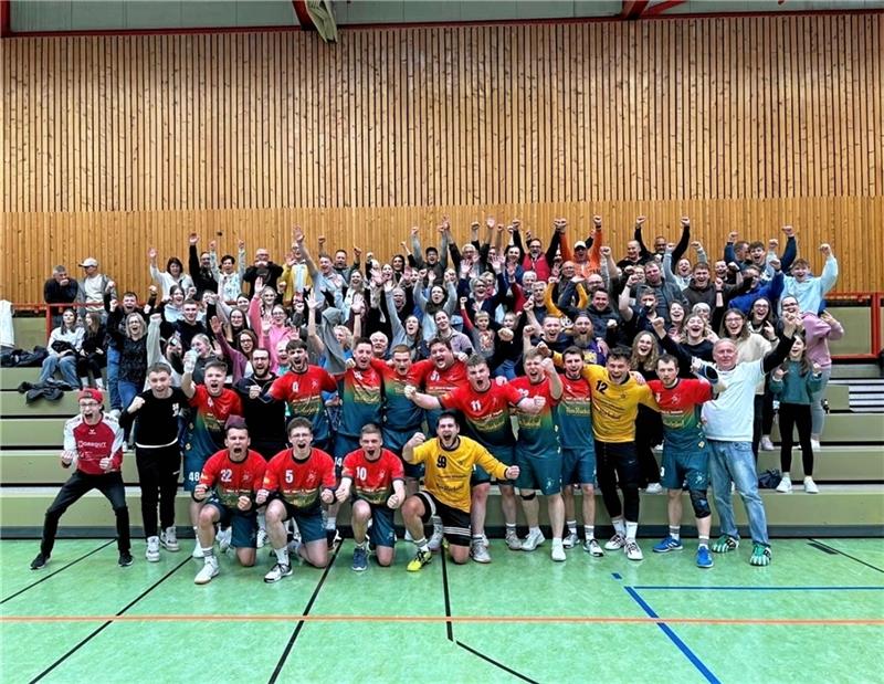 MTV surft auf einer Welle durch die Liga Feiern mit den Fans. Der MTV Hornburg bejubelt nach dem Derbysieg bei der HSG Langelsheim/Astfeld mit den mitgefahrenen Zuschauern den Aufstieg in die Landesliga. Foto: Privat