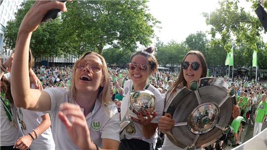 Feierte als Spielerin große Erfolge in Wolfsburg: Vanessa Bernauer (M). (Archivbild)