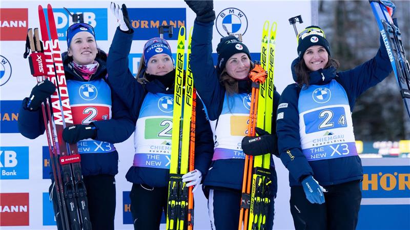 Biathletin Simon wegen Kreditkartenbetrugs verurteilt Feierten einige Staffelerfolge zusammen: Justine Braisaz-Bouchet (2.vr.) und Julia Simon (r). (Archivbild)