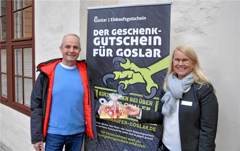 Adventskalender: Goslarer Lions suchen noch einen Hauptgewinner Fein verpackt und zum Abholen bereit: Lions-Präsident Thomas Brych und GMG-Mitarbeiterin Alexandra Klotz präsentieren die Einkaufsgutscheine im Wert von 500 Euro, die in der Tourist-Info auf ihren Abholer warten. Foto: Heine