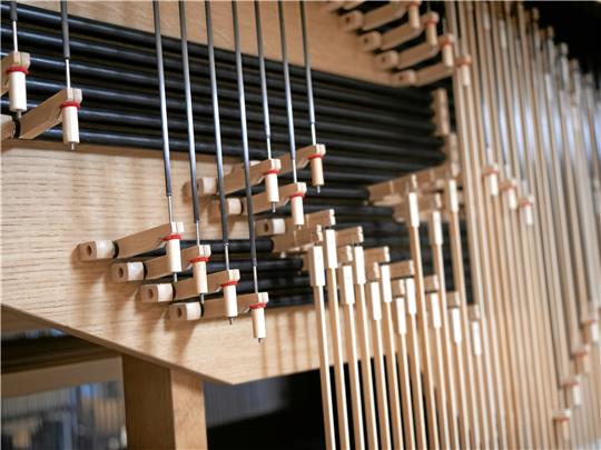 Feine und kleinteilige Elemente der Orgel, wie die Abstrakte, werden installiert. Fotos: Potthast