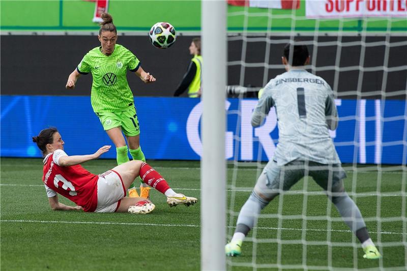 Frauenfußball „Überragend”: 60.000 Fans Felicitas Rauch (M) schießt gegen Lotte Wubben-Moy (l) und Torhüterin Manuela Zinsberger auf das Tor.