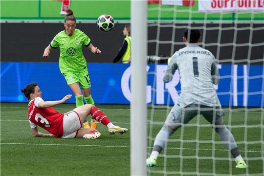 Felicitas Rauch (M) schießt gegen Lotte Wubben-Moy (l) und Torhüterin Manuela Zinsberger auf das Tor.