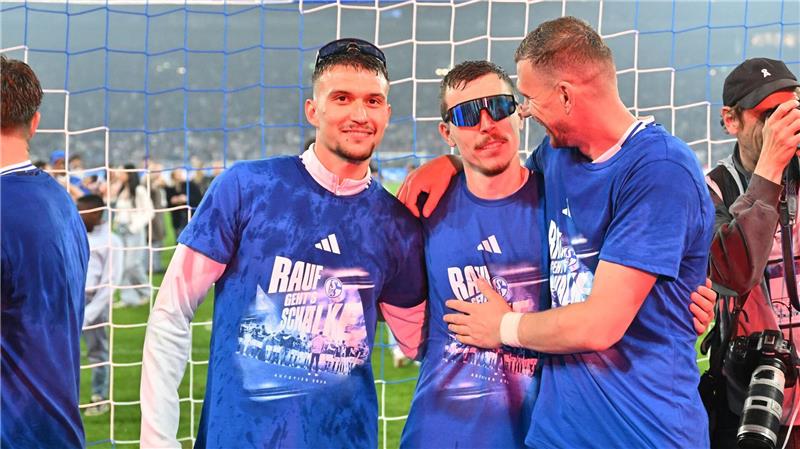 Schalke feiert Bundesliga-Rückkehr mit langer Partynacht Felipe Sánchez (l, ), Ron Schallenberg (M) und Stürmer-Star Edin Dzeko jubeln über den Aufstieg.