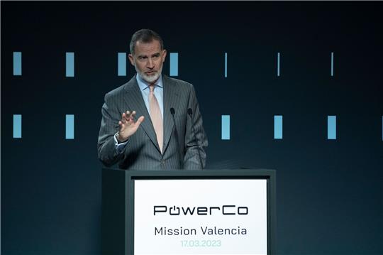 Felipe VI., König von Spanien, spricht anlässlich des Baubeginns der Batterie-Gigafactory.