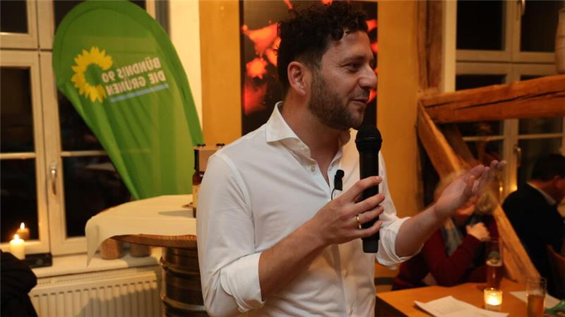 Co-Bundesvorsitzender Felix Banaszak will die Energiewende Felix Banaszak, Co-Bundesvorsitzender der Grünen, beim "Bier mit Banaszak" in Goslar.