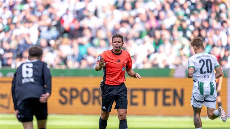 Felix Brych während seines 345. Bundesligaspiels.