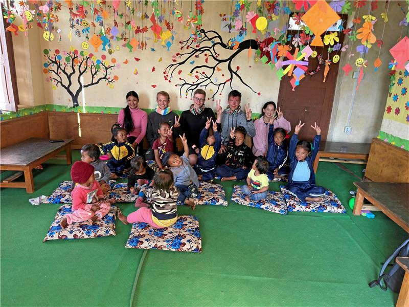 Clausthaler Robert-Koch-Schule unterstützt Kita in Nepal Felix Cronjäger, Ludwig Tonn und Björn Langer (hinten von links) besuchen die Kita in Mandra, die die Schülerfirma finanziert. Von außen ist die Einrichtung mit Blumen geschmückt. Fotos: Privat