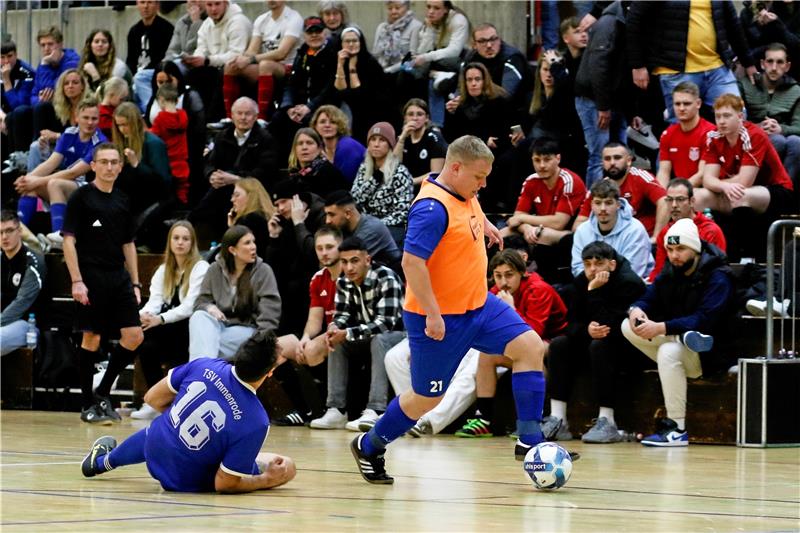 Zwei Tage voller emotionaler Momente Felix Ebeling (r.) ist erfolgreichster Torschütze der Kreis-Endrunde, der Pokal geht aber an Daniel Ledowski, der in der Trostrunde häufiger trifft. Foto: Epping