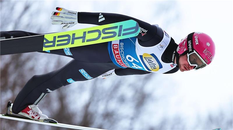 Felix Hoffmann hat Schmerzen am Knie.