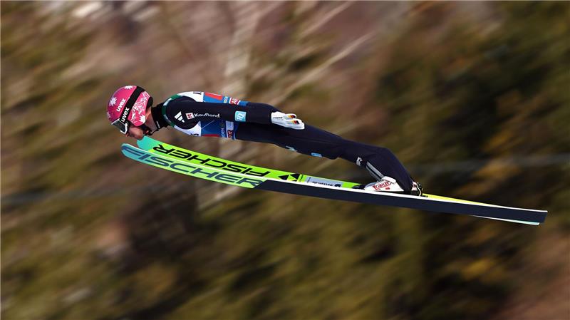 Felix Hoffmann springt in Garmisch.