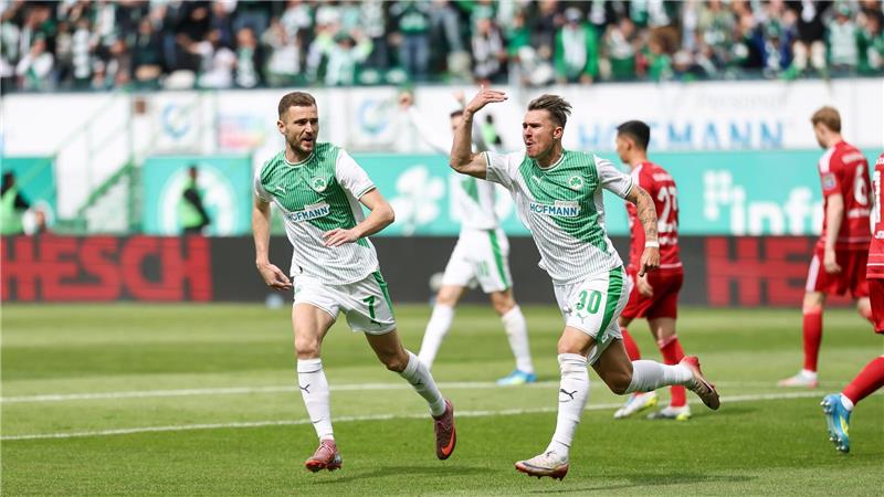 Felix Klaus jubelt über seinen Treffer zum 1:0.