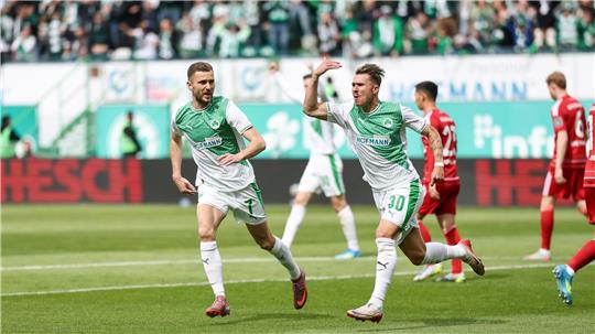 Felix Klaus jubelt über seinen Treffer zum 1:0.