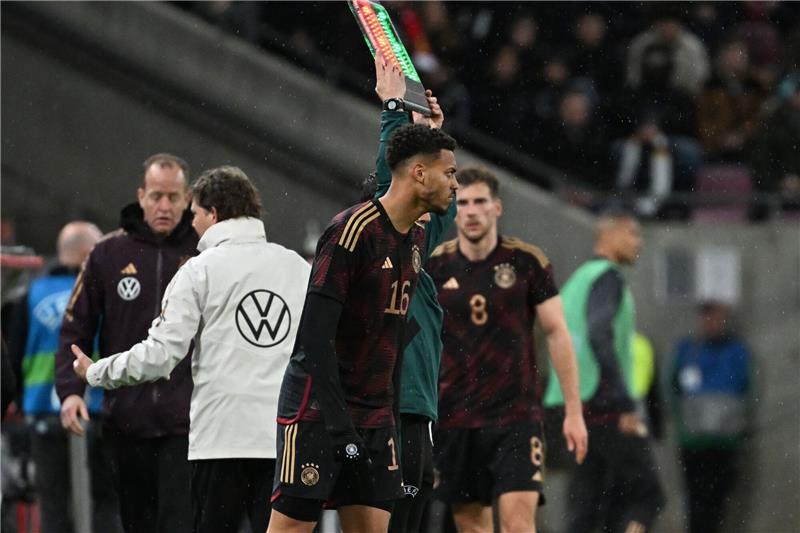 Der nächste Nmecha: „Ein großer Moment für mich” Felix Nmecha (vorn) wird für Leon Goretzka (hinten) eingewechselt.