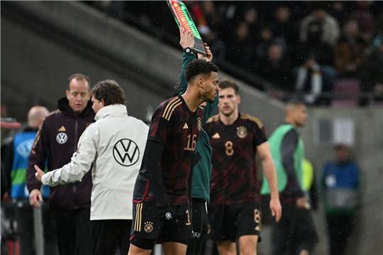 Felix Nmecha (vorn) wird für Leon Goretzka (hinten) eingewechselt.