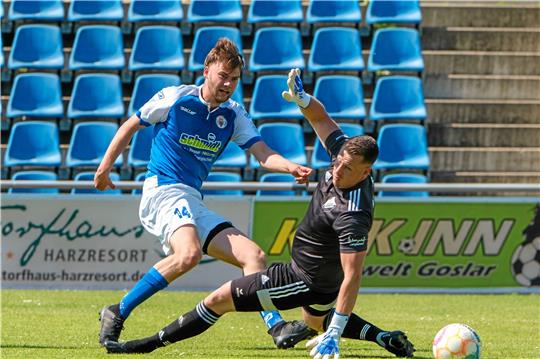 Felix Rühle (li.) erzielt beim 8:2-Sieg des Goslarer SC 08 gegen Arminia Adersheim zwei Tore. Foto: Drechsler