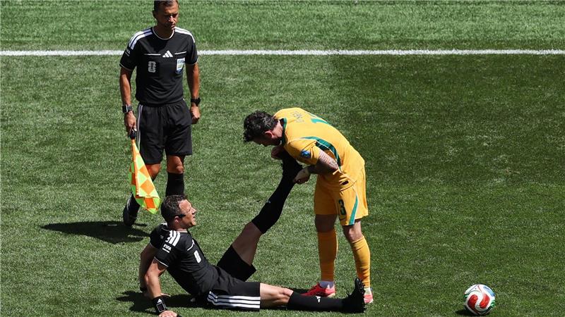 Das war die WM-Nacht: Türkei raus, Brasilien souverän Felix Zwayer (M) bekam Hilfe vom Australier Aiden O’Neill.