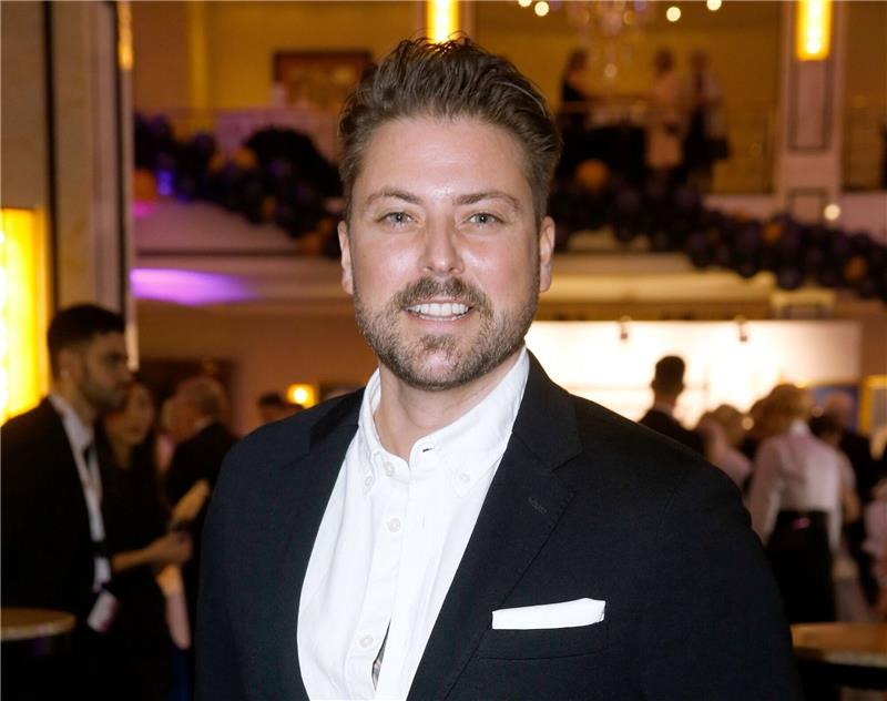 Felix von Jascheroff postet Verlobungs-Foto Felix von Jascheroff zieht in diesem Jahr ins Dschungelcamp ein. Kurz zuvor feiert der Schauspieler noch Verlobung.