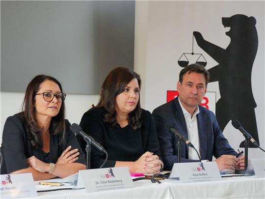 Felor Badenberg (l-r, parteilos), Berliner Senatorin für Justiz und Verbraucherschutz, spricht nach der Konferenz der Justizminister und -senatoren der Bundesländer während einer Pressekonferenz. Neben ihr sitzen Anna Gallina (Bündnis 90/Die Grünen), Hamburgs Senatorin für Justiz und Verbraucherschutz, und Georg Eisenreich (CSU), Staatsminister der Justiz in Bayern.