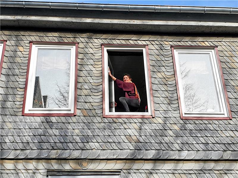 Kommentar von Petra Hartmann: Sieger sehen anders aus Fensterputzen in den oberen Etagen ist kein Spaß, aber so lange die Fenster nach innen geöffnet werden können, noch relativ ungefährlich. Monikla Banse will eigentlich neue Fenster einbauen, aber die müssten laut Denkmalschutz dann nach außen öffnen. Archivfoto: Sowa