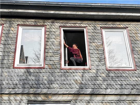 Fensterputzen in den oberen Etagen ist kein Spaß, aber so lange die Fenster nach innen geöffnet werden können, noch relativ ungefährlich. Monikla Banse will eigentlich neue Fenster einbauen, aber die müssten laut Denkmalschutz dann nach außen öffnen. Archivfoto: Sowa