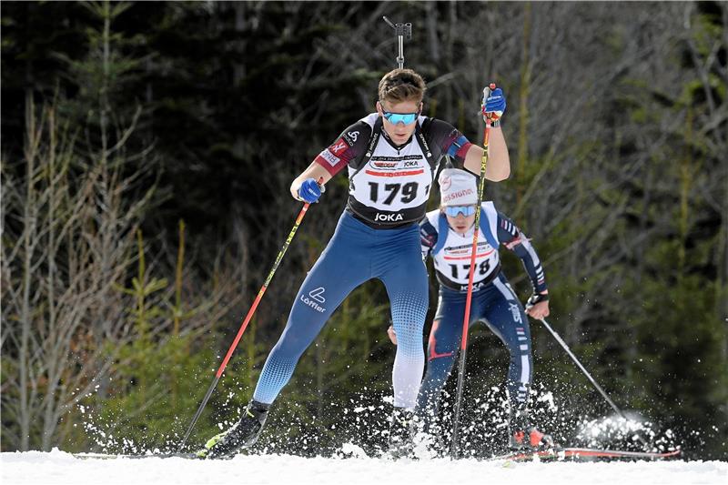 Deutschlandpokal: Frühlings-Biathlon auf dem Arber Ferdinand Röthele vom SC Buntenbock kämpft sich kurzärmlig durch den weichen Schnee. Die Bedingungen im Bayerischen Wald sind an diesem Tag für die Biathleten sehr schlecht. Foto: Deubert
