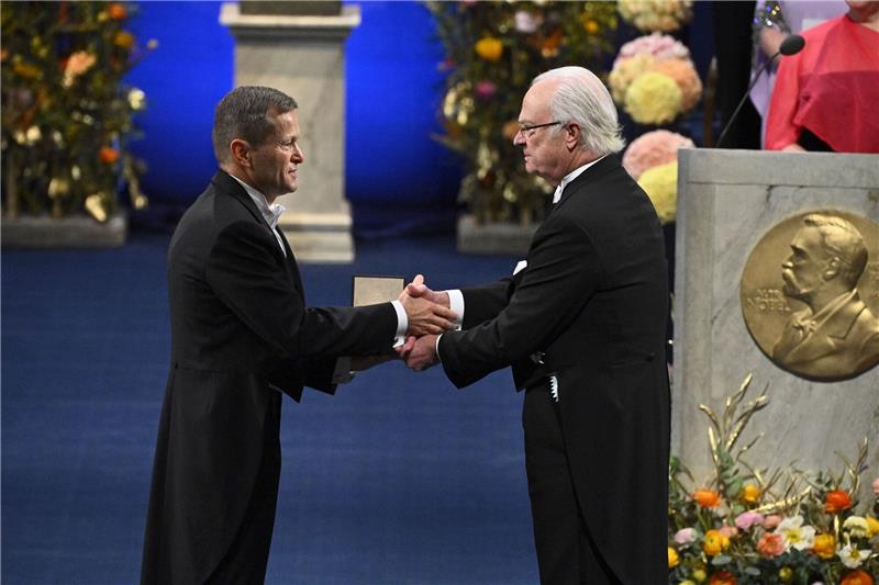 Schwedischer König überreicht Nobelpreise Ferenc Krausz (l) erhält den Nobelpreis für Physik 2023 von Schwedens König Carl XVI. Gustaf in Stockholm.