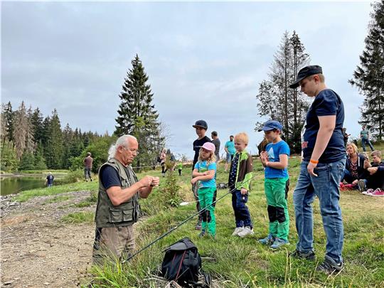 Ferienpass-Kinder haben die Chance, mit dem Sportfischerverein Oberharz angeln zu gehen. Archivfoto: Tourist-Informationen