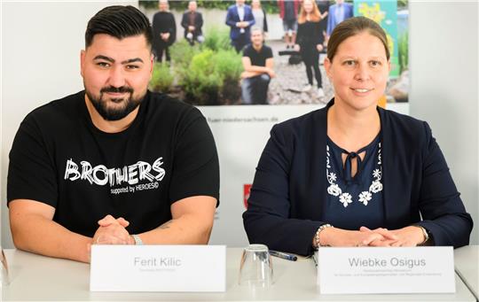 Ferit Kilic, Brothers-Teamleiter, und Wiebke Osigus (SPD), Europaministerin Niedersachsen, sprechen bei der Vorstellung des Gewaltpräventionsprojekt Brothers.