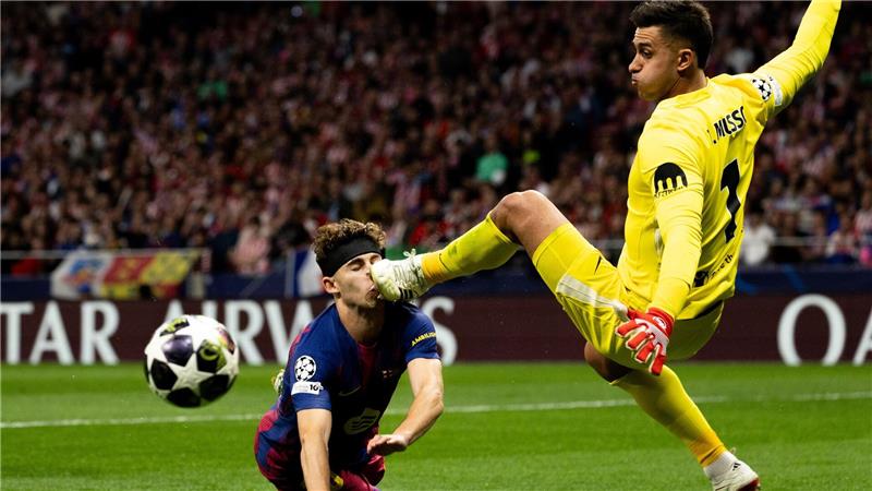 Fermin Lopez (l) vom FC Barcelona kämpft mit Juan Musso (r) von Atletico de Madrid um den Ball.