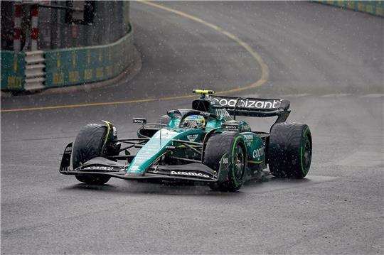 Fernando Alonso im Aston Martin.