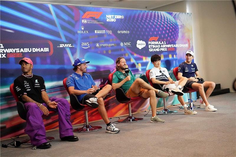 Vettel bekommt Geleitschutz im letzten Rennen Fernando Alonso (l) und Sebastian Vettel sitzen bei der Pressekonferenz zu Großen Preis von Abu Dhabi nebeneinander.