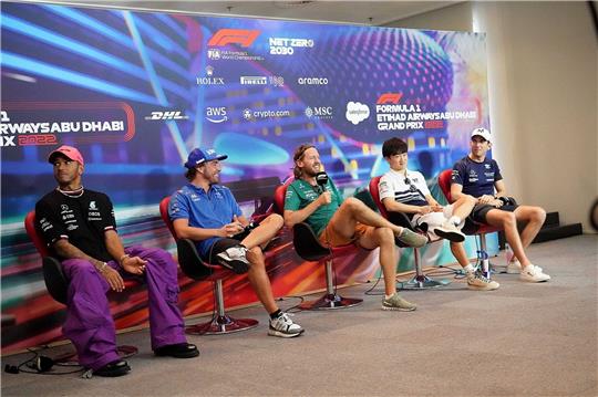 Fernando Alonso (l) und Sebastian Vettel sitzen bei der Pressekonferenz zu Großen Preis von Abu Dhabi nebeneinander.