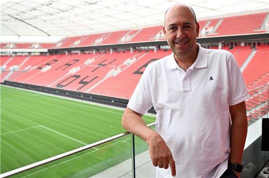 Fernando Carro, Vorsitzender der Geschäftsführung bei der Bayer 04 Leverkusen, steht in der BayArena.