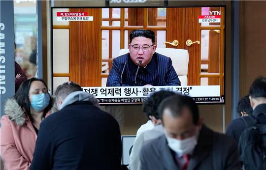 Fernsehbilder im Bahnhof von Seoul zeigen den nordkoreanischen Machthaber Kim Jong Un.