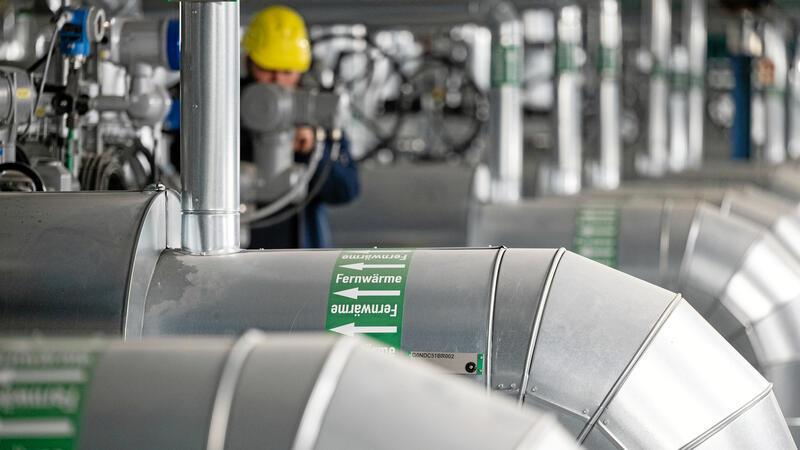 Vier Städte und der Landkreis beauftragen Institut mit Konzept Fernwärme spielt bei der künftigen Versorgung aller Voraussicht nach eine größere Rolle: Ein Mitarbeiter des Energiekonzerns EnBW kontrolliert die Fernwärmeverteilerstation des Heizkraftwerks 3 Stuttgart-Gaisburg.