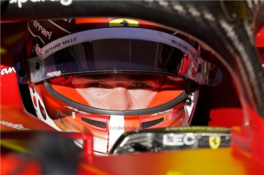 Ferrari-Pilot Charles Leclerc aus Monaco sitzt in seinem Auto.