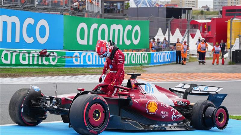 Ferrari-Pilot Charles Leclerc aus Monaco steigt nach einem Unfall während des Großen Preises der Niederlande in Zandvoort aus seinem Rennwagen.