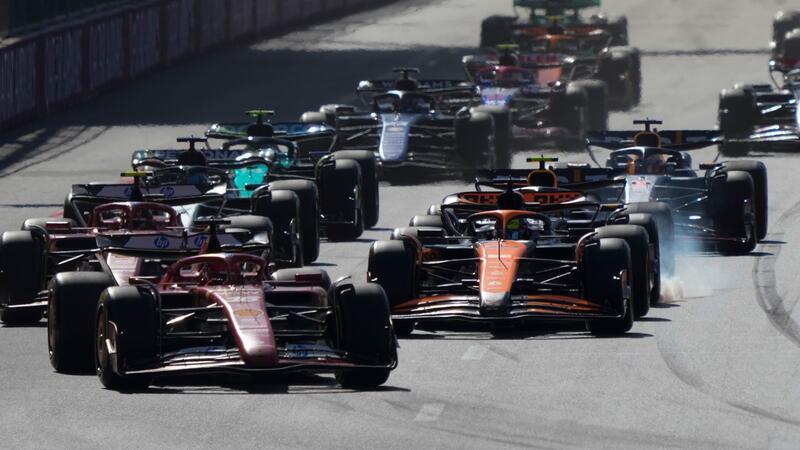 Ferrari-Pilot Charles Leclerc führte das Feld nach dem Start an.