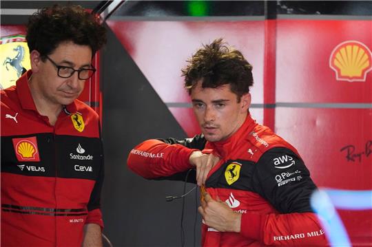 Ferrari-Pilot Charles Leclerc (r) und Teamchef Mattia Binotto im Gespräch.