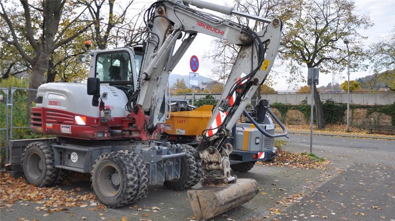 Fertig für den Einsatz: Das schwere Gerät steht fürs Herrichten der Hildesheimer Straße am Rande des Parkplatzes schon bereit.