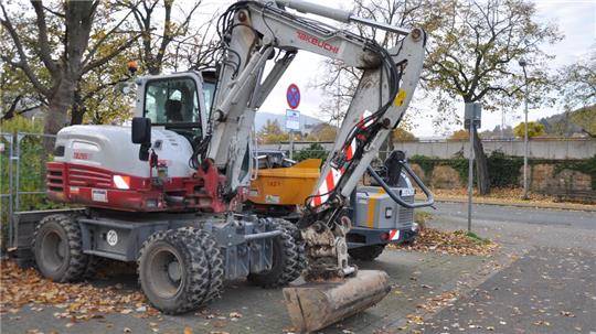 Fertig für den Einsatz: Das schwere Gerät steht fürs Herrichten der Hildesheimer Straße am Rande des Parkplatzes schon bereit.