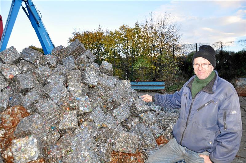 Wie wertvolles Eisen aus dem Abfall gefischt wird Fertig für die Weiterproduktion zu Autoblech oder Baustahl: Auf die Qualität seiner Vienenburger Ware ist Geschäftsführer Alexander Neumann stolz. Foto: Heine